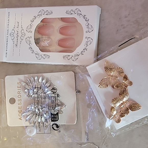 ACCESSORIES- EARRINGS - Picture 3 of 3